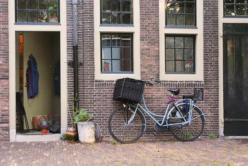Fototapeta na wymiar Bike in front of an old house