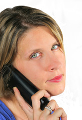 ragazza bionda al telefono