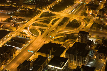 Auffahrt auf und Abfahrt von Autobahn in Chicago bei Nacht