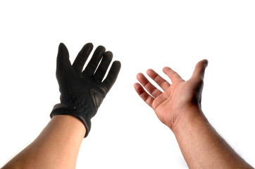 gant noir et main blanche