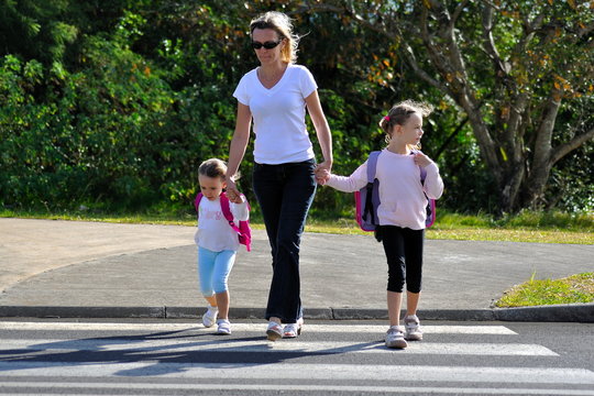 Maman accompagnant des enfants &agrave; l'&eacute;cole