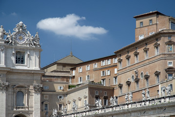 Fototapeta na wymiar Roma, i Palazzi Pontifici visti da piazza San Pietro