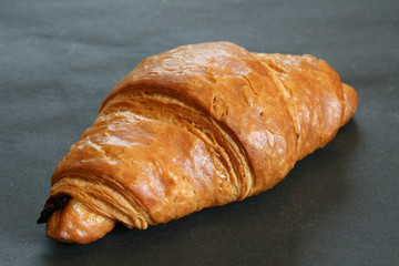 frisches Croissant mit Schokofüllung