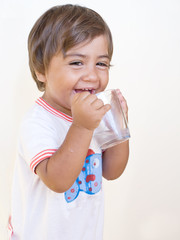 bambino che beve acqua dal  bicchiere