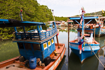 Fototapeta na wymiar bunte Fischerboote im Fischerdorf, Koh Chang