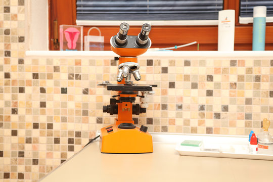 Mikroskop und medizinisches Gerät im Labor
