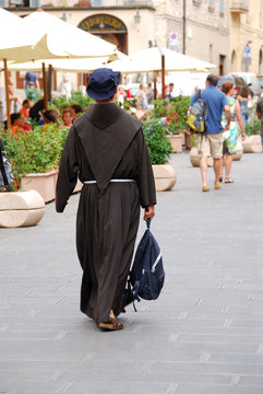Frate francescano a spasso per Assisi