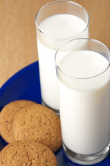 Oat cookies and milk