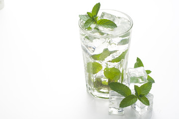 mojito cool cuban cocktail ice lime mint