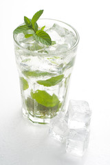 mojito cool cuban cocktail ice lime mint