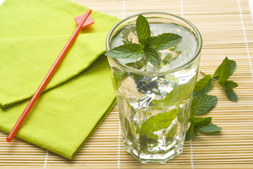 mojito cool cuban cocktail ice lime mint