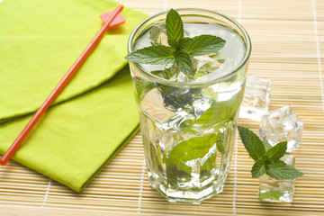 mojito cool cuban cocktail ice lime mint