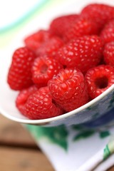 schale mit himbeeren