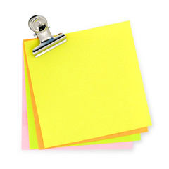 Notes fluo maintenues par pince à papier