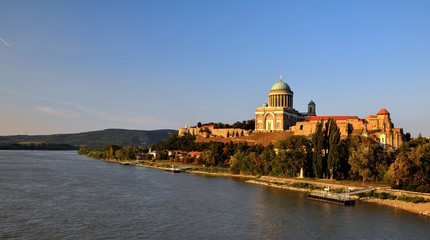 Ber&uuml;hmte Basilika von Esztergom in abend