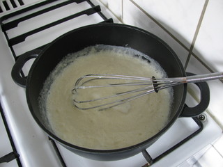Zubereitung von Grießbrei auf dem Gasherd