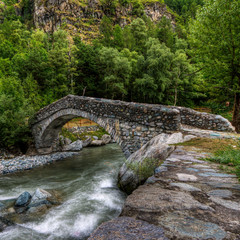 Ponte antico romano sul fiume