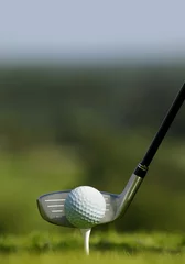 Tableaux ronds sur aluminium brossé Golf Golf club and ball in grass