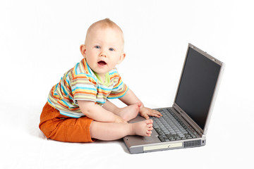 Baby mit Laptop