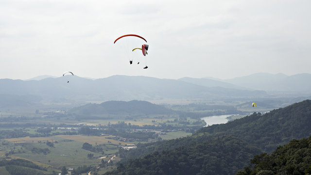 Paragliding über dem Itajai-Tal