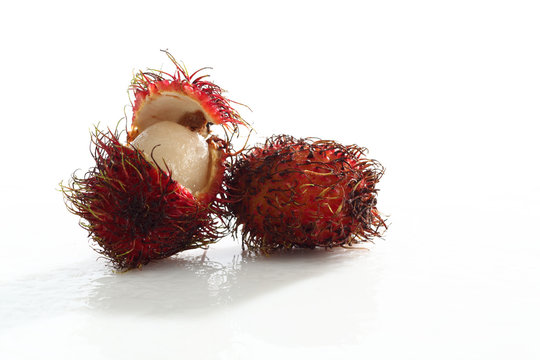 Lychees frisch auf weiss Nahaufnahme