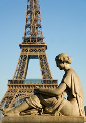 Fototapeta na wymiar Statua kobiety w Trocadero patrząc na Wieży Eiffla