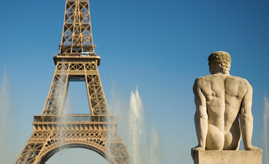 Fototapeta na wymiar Posąg człowieka na Trocadero, patrząc na Wieży Eiffla