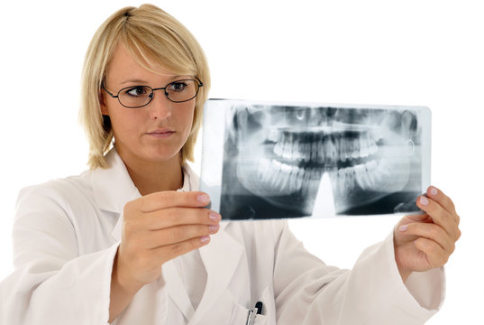 Junge Zahnärztin mit Röntgenaufnahme