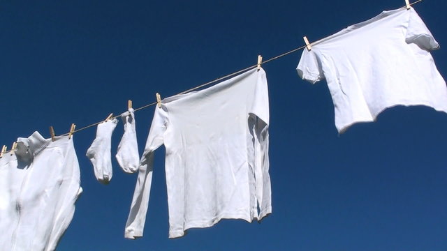 Wei&szlig;e W&auml;sche vor blauem Himmel