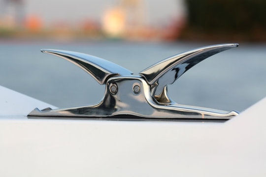 Klampe auf einer modernen Jacht