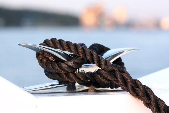 Schwarzes Tau an der Klampe einer modernen Motorjacht