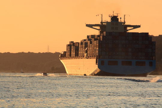 Container Schiff fährt in den Sonnenuntergang