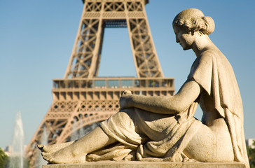Statue of woman at the Trocadero looking at the Eiffel Tower - obrazy, fototapety, plakaty