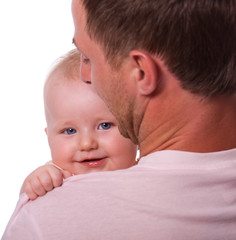 Baby lächelt über Papa´s Schulter