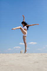 Fototapeta premium dancing on the beach