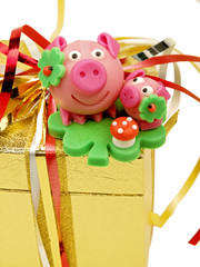 Glücksbringer, Glücksschwein, Kleeblatt, Glückspilz und bunte glänzende Geschenkbänder...
