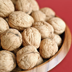 Walnüsse in Holzschale