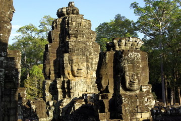 Multiple visages de pierre sur le Temple Bayon à Angkor