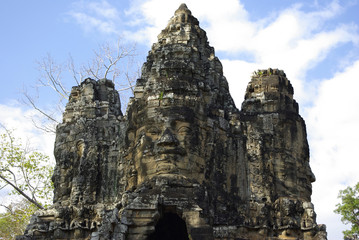 Trois tours du temple Bayon à Angkor