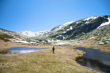 Fototapeta na wymiar hiking between lakes