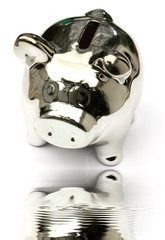 un cochon-tirelire argenté