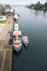 Naklejka premium Barcos en el río