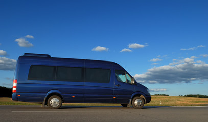 Obraz na płótnie Canvas minibus na autostradzie