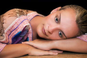 Obraz premium Beautiful woman resting on her arms and thinking