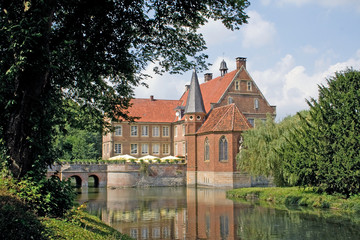 Obraz premium Wasserburg Hülshoff: Haupthaus mit Kapelle