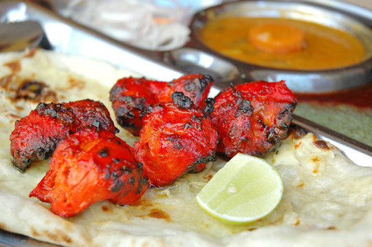 Chicken Tikka set with oven-baked flatbread and sauces