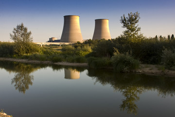 cheminées d'usine de production d'éléctricité