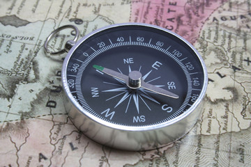 Fototapeta na wymiar Kompas z mapą