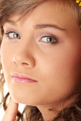 Obraz premium Young woman with a wreath