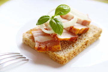 toastbrot mit  schweinebauchscheiben